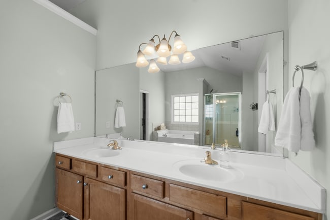 Building Photo - Spacious 5 Bedroom/3 Bath Home with Basement!