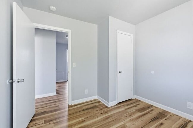 Building Photo - Prime Bellevue Location! 3-Bed Townhouse with 1.5 Baths