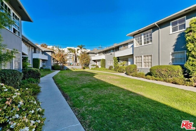 Building Photo - 5016 Clinton St