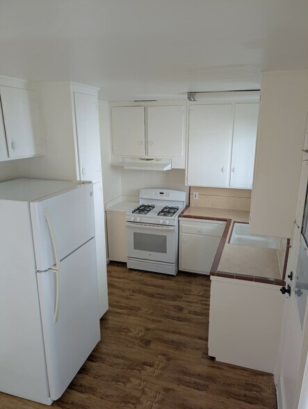 kitchen - 4427 Cartwright Ave