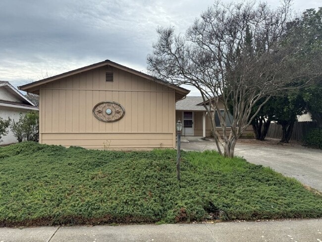 Building Photo - 2 Bedroom 2 Bath One Story Senior Community Vacaville *Star Rentals