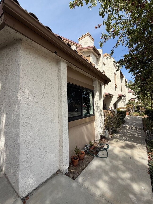 Building Photo - Townhome In Rosemead
