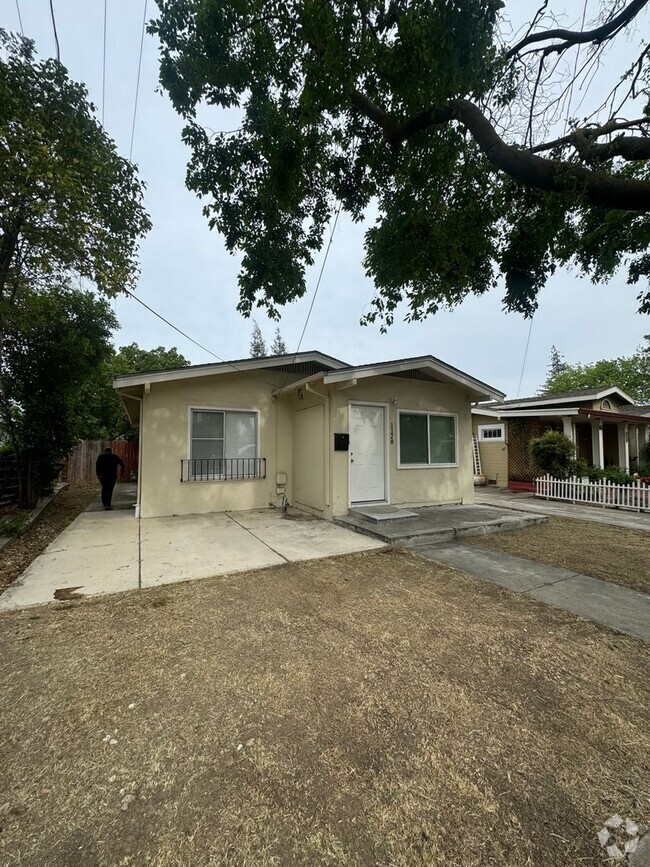 Building Photo - TAKE A LOOK AT THIS LOVELY HOME!