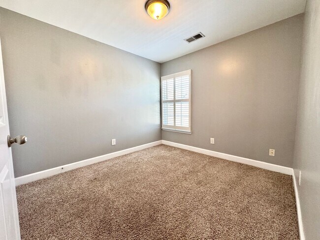 Building Photo - 3 Bed, 2.5 Bath Townhome w/ 2 Car Garage