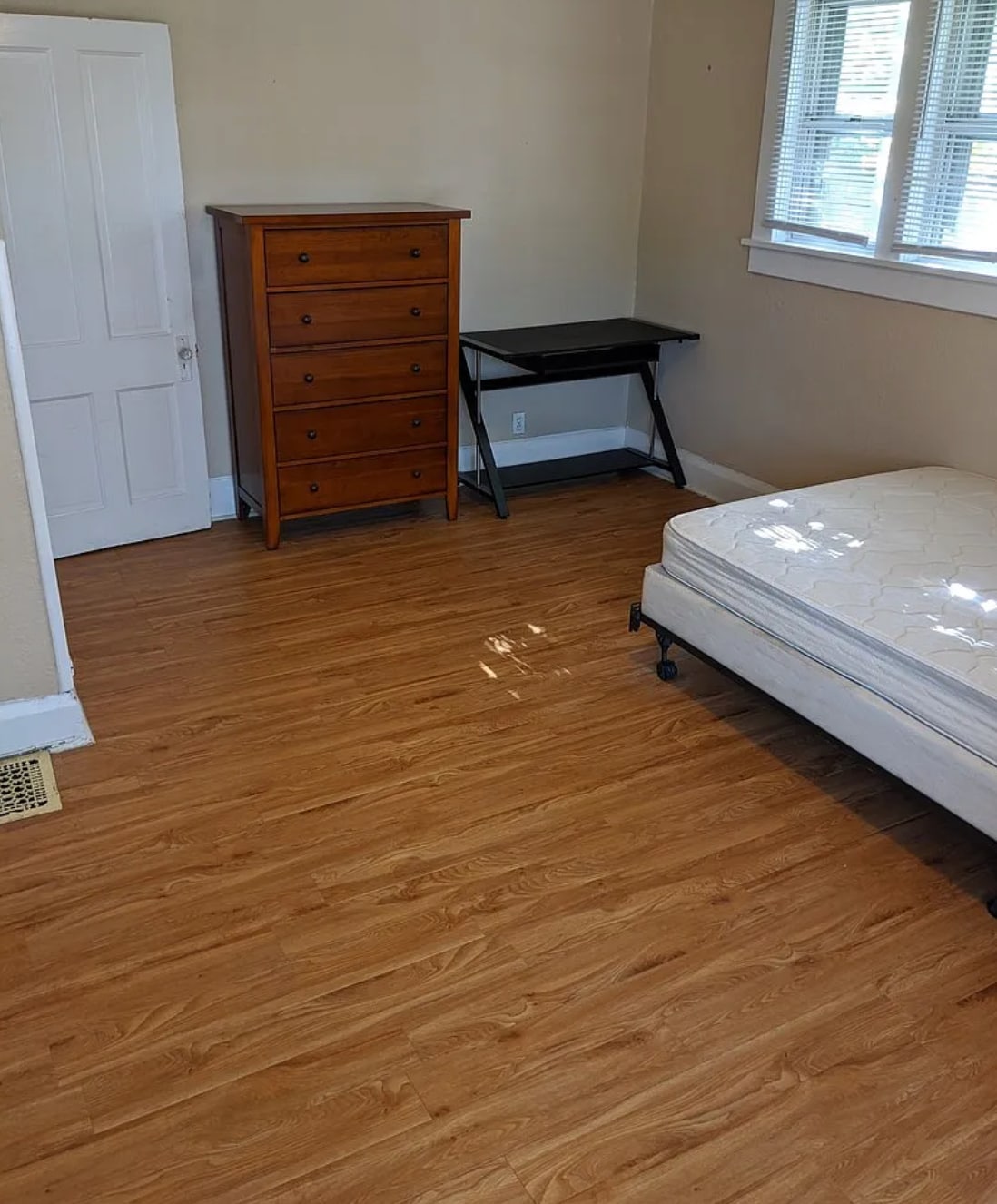 Building Photo - 812 W Main St