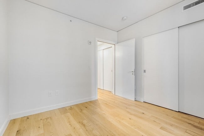 Building Photo - Newly Remodeled 1Bed/1 Bath Downtown Condo with Rooftop Deck & Luxury Amenities!