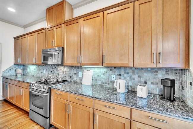 Building Photo - 2318 Camden Dr