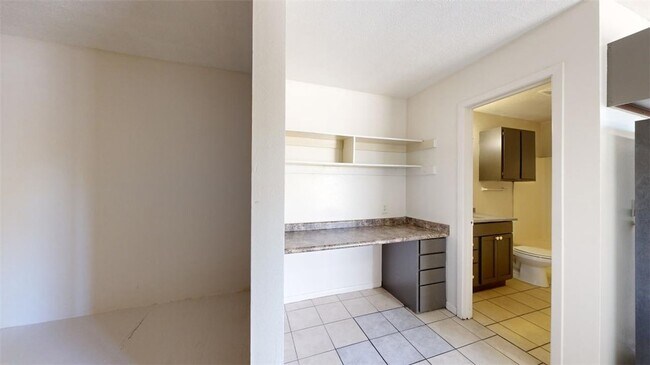 Building Photo - 725 Peppertree Dr