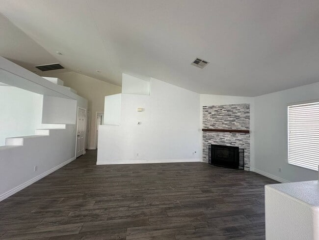 Building Photo - 3 BEDROOM SINGLE STORY HOME WITH ABOVE GROUND SPA!
