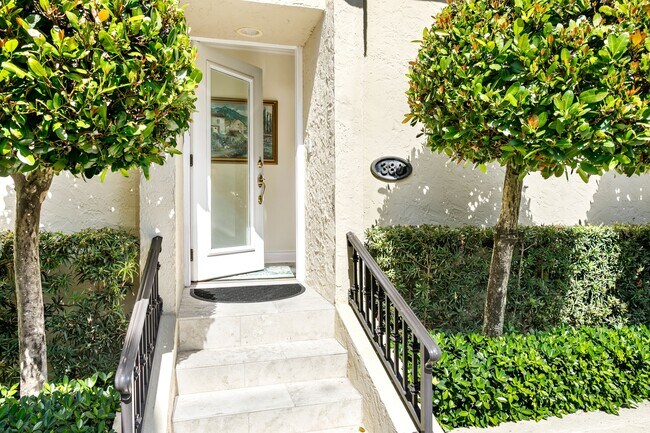 Building Photo - 380 Cocoanut Row