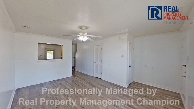Building Photo - 2 BD/1.5 BA Townhome with Convenient Jacksonville Location