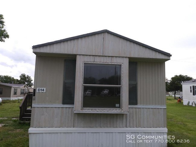 Building Photo - 17000 W Maple St