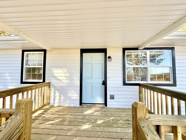 Building Photo - Updated 2-bedroom home close to Farmville