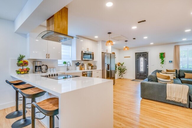 Building Photo - 1814 NW 14th Ave