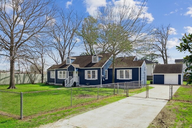 Building Photo - 801 Woodcrest Dr