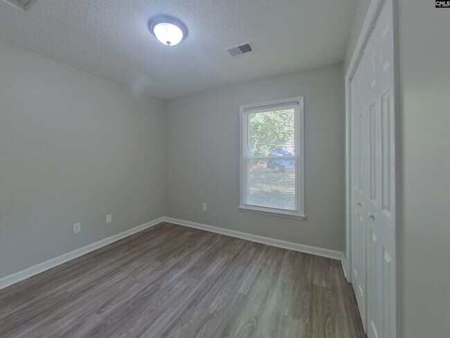 Building Photo - 208 Dutch Dr