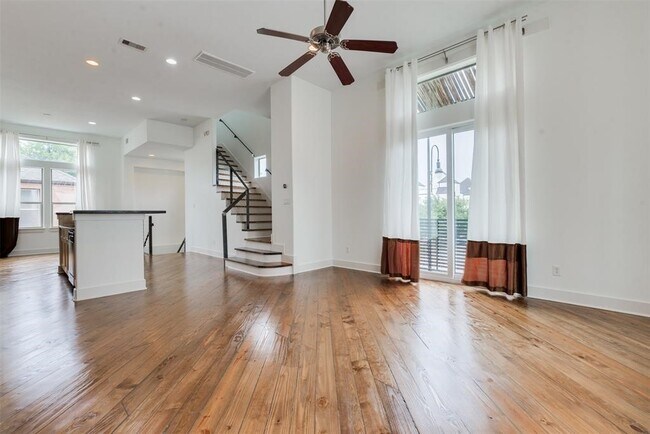 Building Photo - 2002 Blodgett St