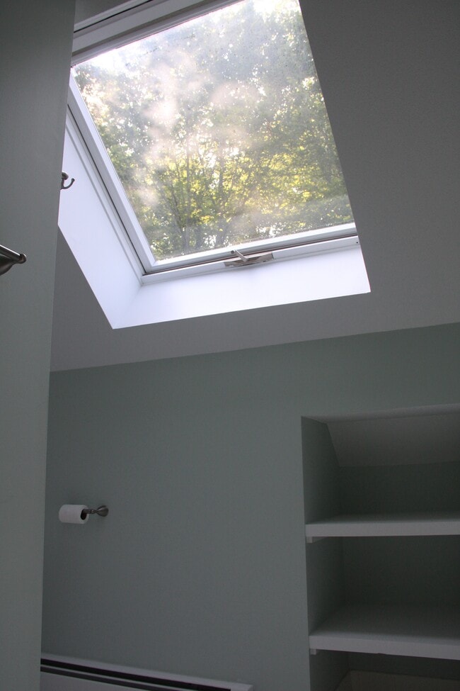 Building Photo - 202 N Ridge Run