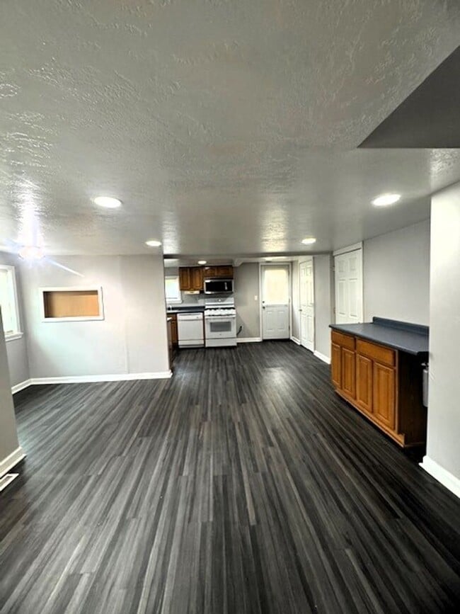 Building Photo - 289 Howk St