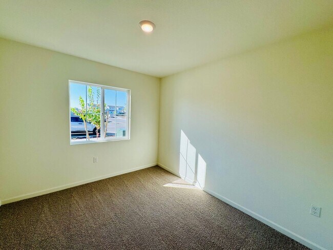 Building Photo - REDUCED!  BRAND NEW - 5 Bedroom + Loft, 3 ...