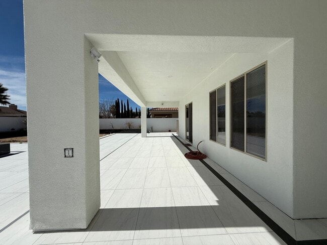 Building Photo - Stonebrook Estates-3 Bedrooms, 3351 SQFT of Luxury & Entertainment