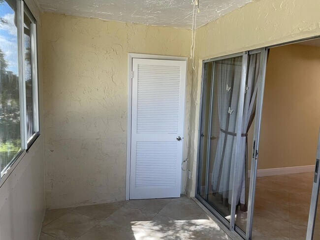 Building Photo - 705 Lori Dr