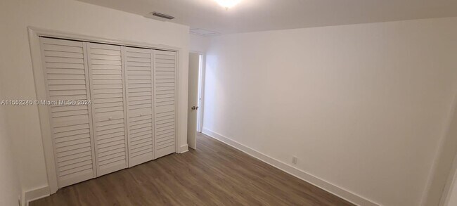 Building Photo - 3856 S Circle Dr