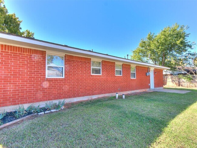Building Photo - 325 E Cedar Ln