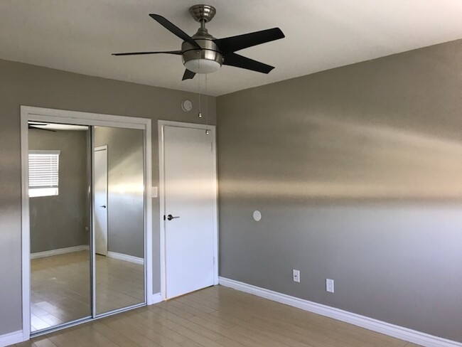 Building Photo - Remodel, Beautiful 2 bedroom 1 1/2 bath ap...