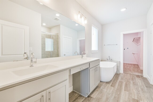 Building Photo - 13083 Clear View Dr