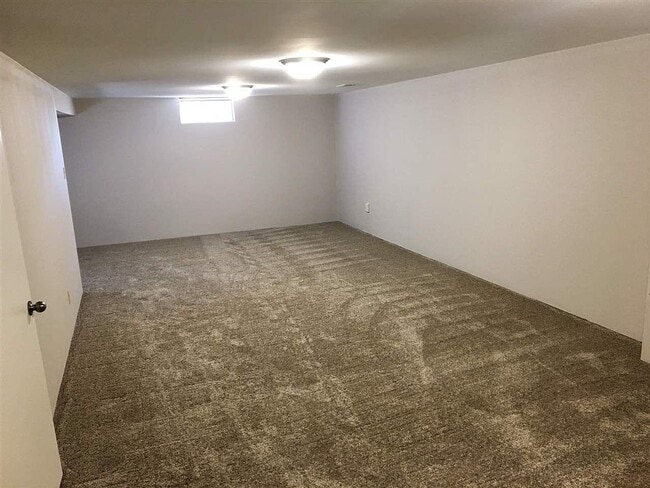 Building Photo - Beautifully Renovated - 3 Bedroom Home