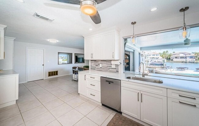 Building Photo - 2180 Dolphin Blvd S