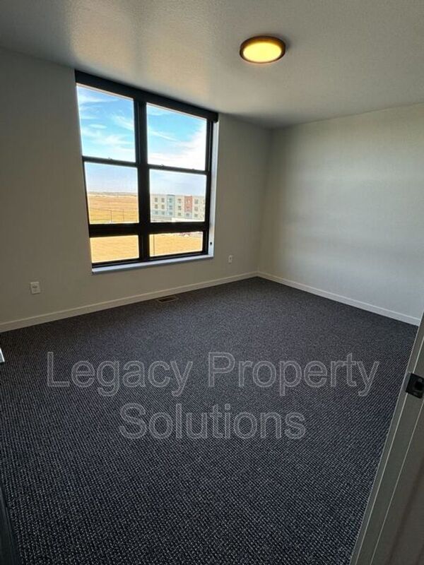 Building Photo - 208 E Greenfield Ln