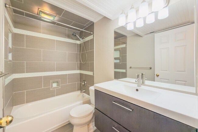 Building Photo - Comfortable 4 bed, 3 bath Family Home With Garage & Pet-Friendly Living! - Available NOW!