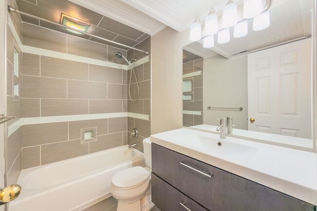 Building Photo - Comfortable 4 bed, 3 bath Family Home With...