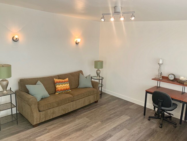 Detached Studio/Office - 804 The Strand