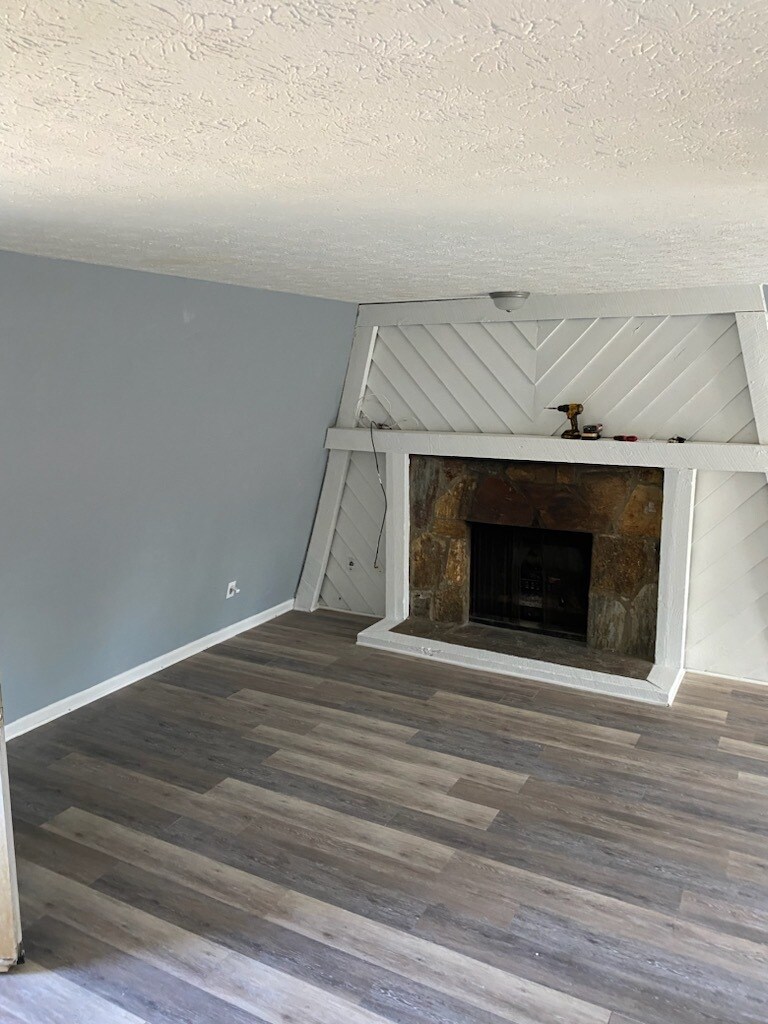 Living room Fireplace - 191 Smokerise Ct