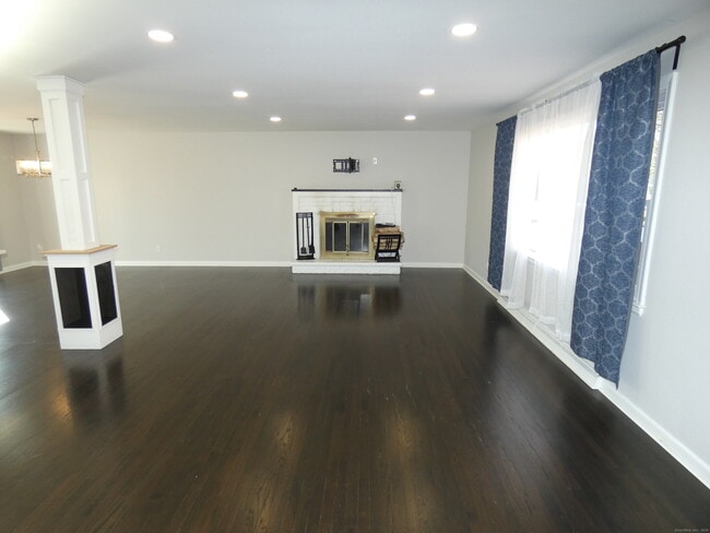 Building Photo - 6 Greenfield Dr