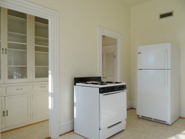 Building Photo - Charming 3 BD/2 BATH right across the stre...