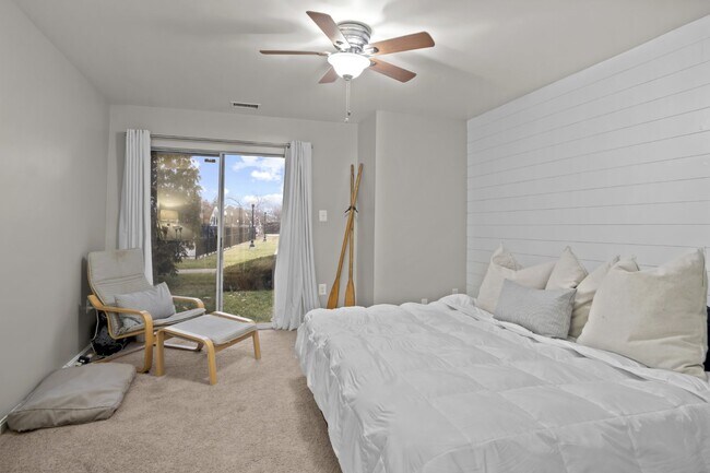 Building Photo - Comfortable, convenient, and well located Ashburn condo.