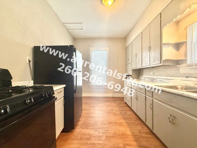 Building Photo - 3 Bedroom House