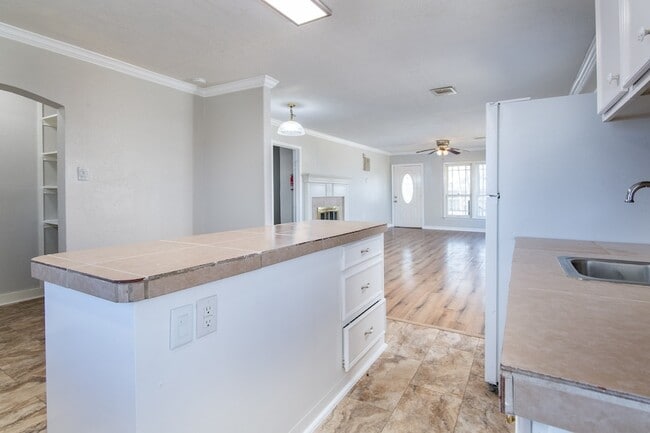 Building Photo - 1007 E Main St