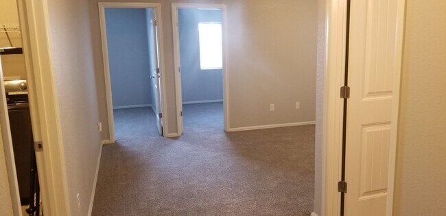 Building Photo - Immaculate 3 Bedroom/3 Bath Townhome Near Powers Corridor!