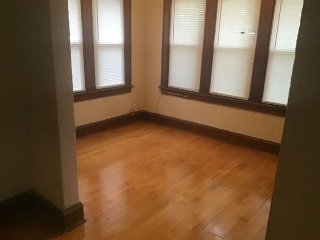 Building Photo - 4 bedroom single family home