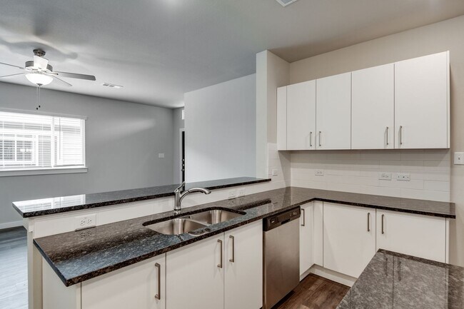 Building Photo - AVAILABLE NOW! GORGEOUS 3 BEDROOM DUPLEX LOCATED IN MIDLOTHIAN ISD!