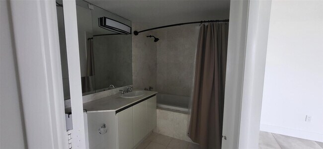 Building Photo - 2600 Island Blvd