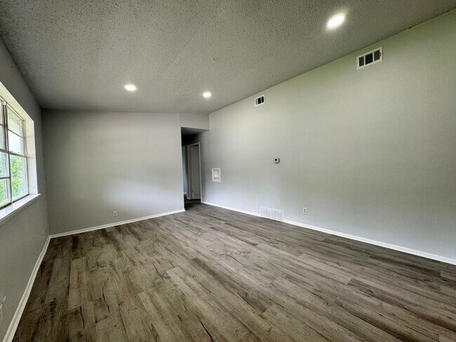 Building Photo - Spacious Open 3 Bedroom Home