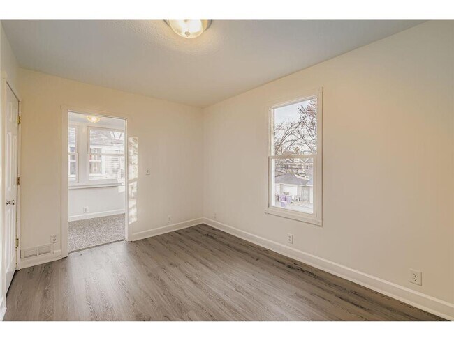 Building Photo - 988 Reaney Ave E