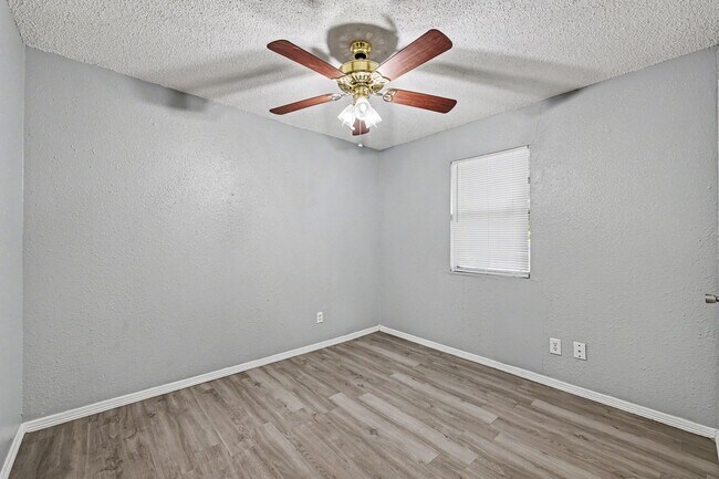 Building Photo - SPACIOUS! LOCATION!