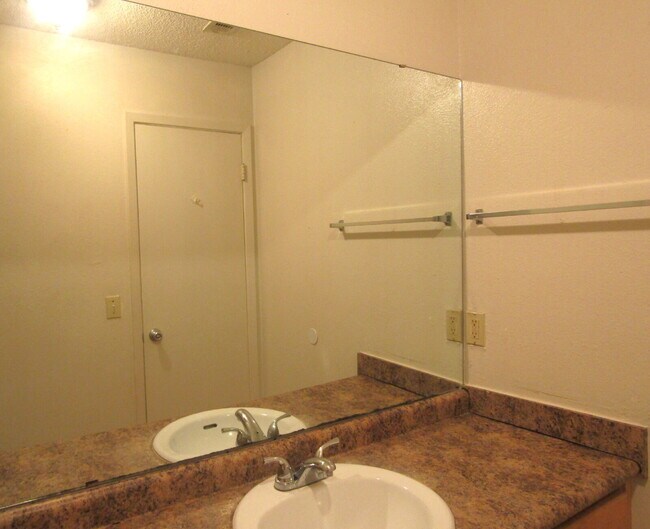 Building Photo - Spacious 2BR/1BA Apartment in West Pensaco...